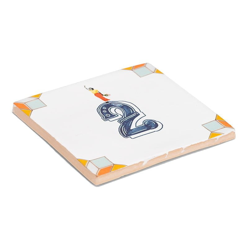 Huisnummer tegeltje, versierd met kleurrijke hoeken