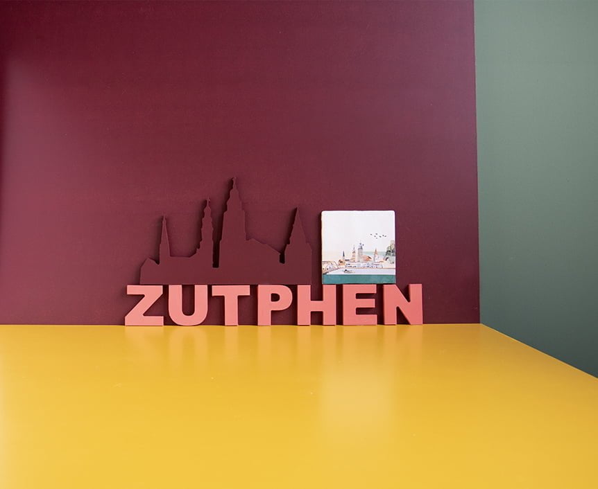 Houten silhouet Zutphen op tafel met tegeltje