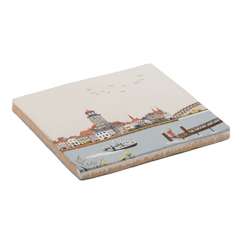Tegeltje Deventer met skyline en rivier in landschapsperspectief