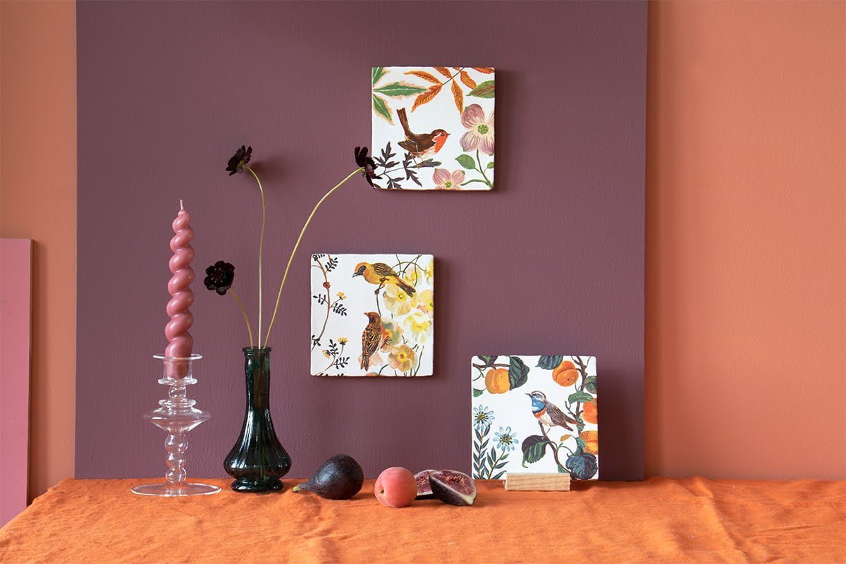 Huwelijkscadeau tegeltjes met vogels, kunstzinnig tentoongesteld op tafel