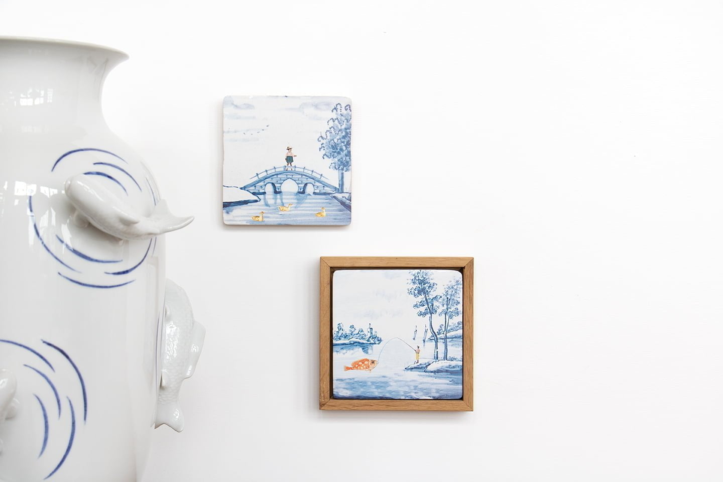 Delfts blauw tegeltje met man op brug en eenden