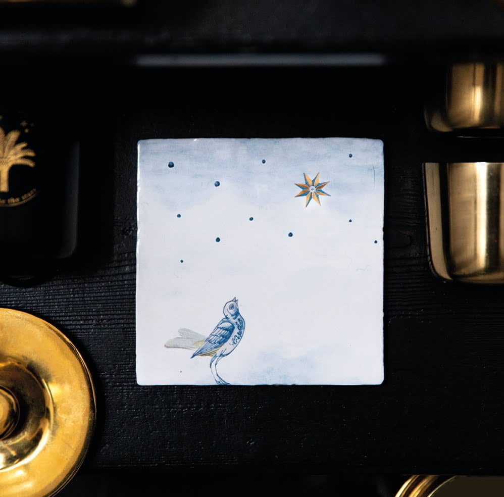 Tegeltje met blauwe vogel onder sterren en zon