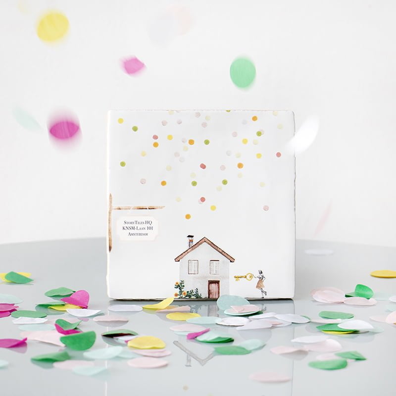 Nieuw huis cadeau tegeltje met huis illustratie en confetti