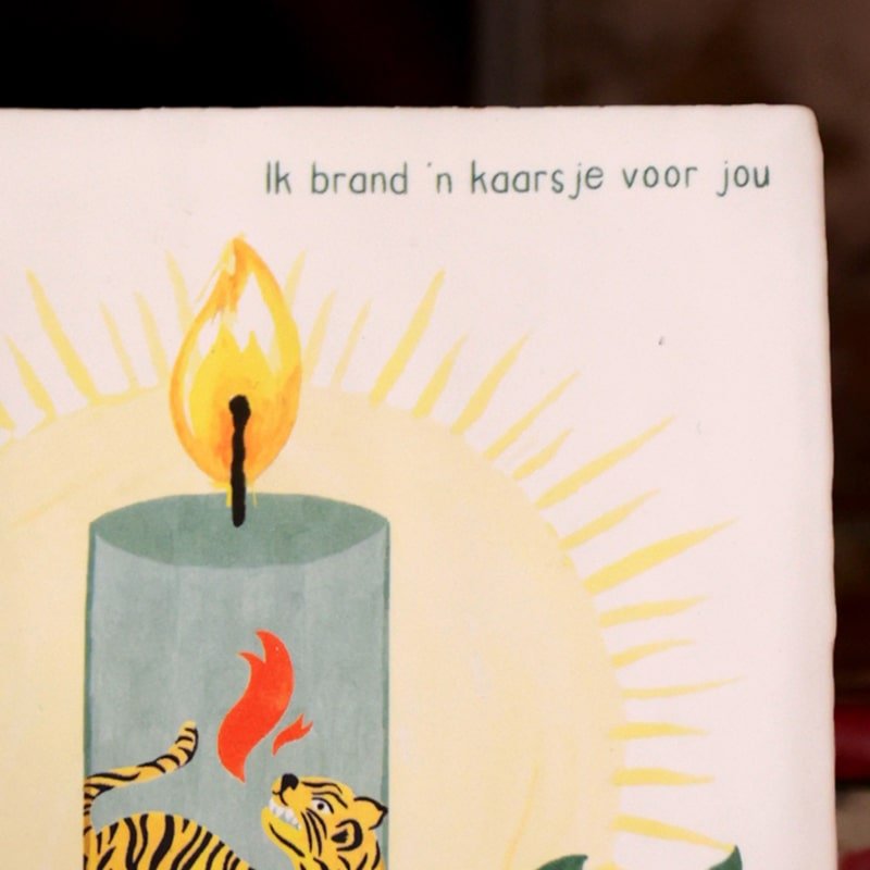 Gepersonaliseerd tegeltje met kaars en tijger in woonkamer