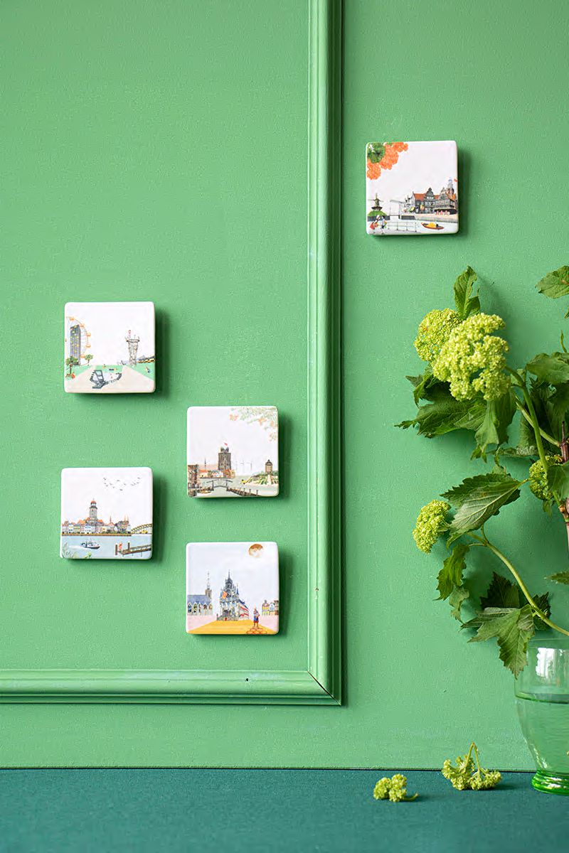 Tegeltjes Deventer en andere steden op groene muur gepresenteerd