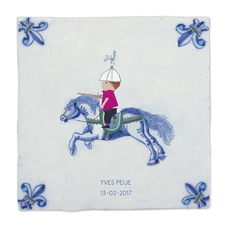 Geboortetegel jongetje op paard, blauw decoratief hoekmotief