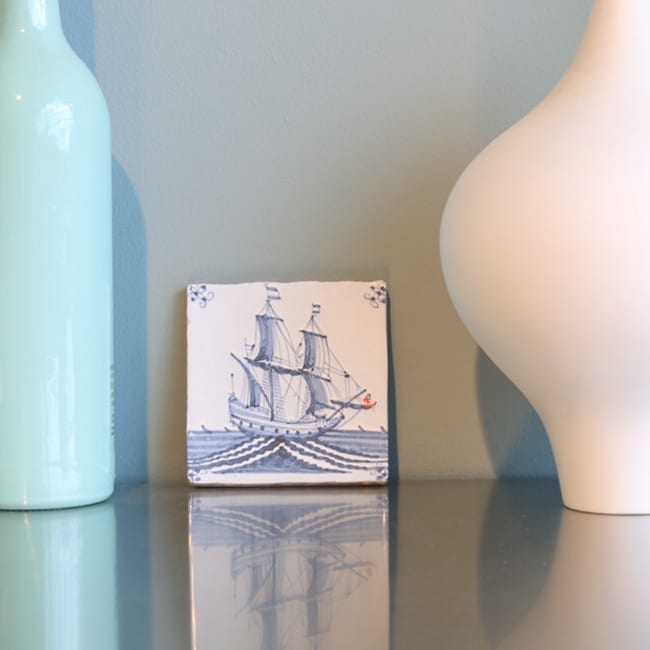 Delfts blauw tegeltje met schip tussen witte en blauwe vazen