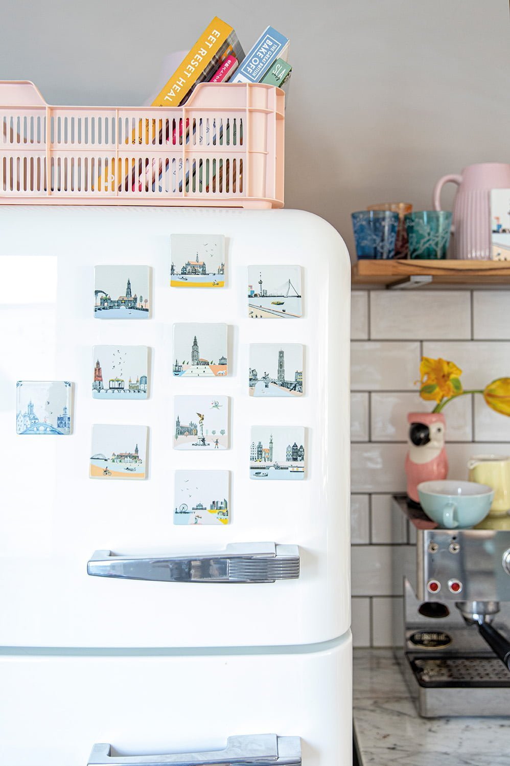 Mini tegeltje illustraties diverse steden op koelkast bevestigd