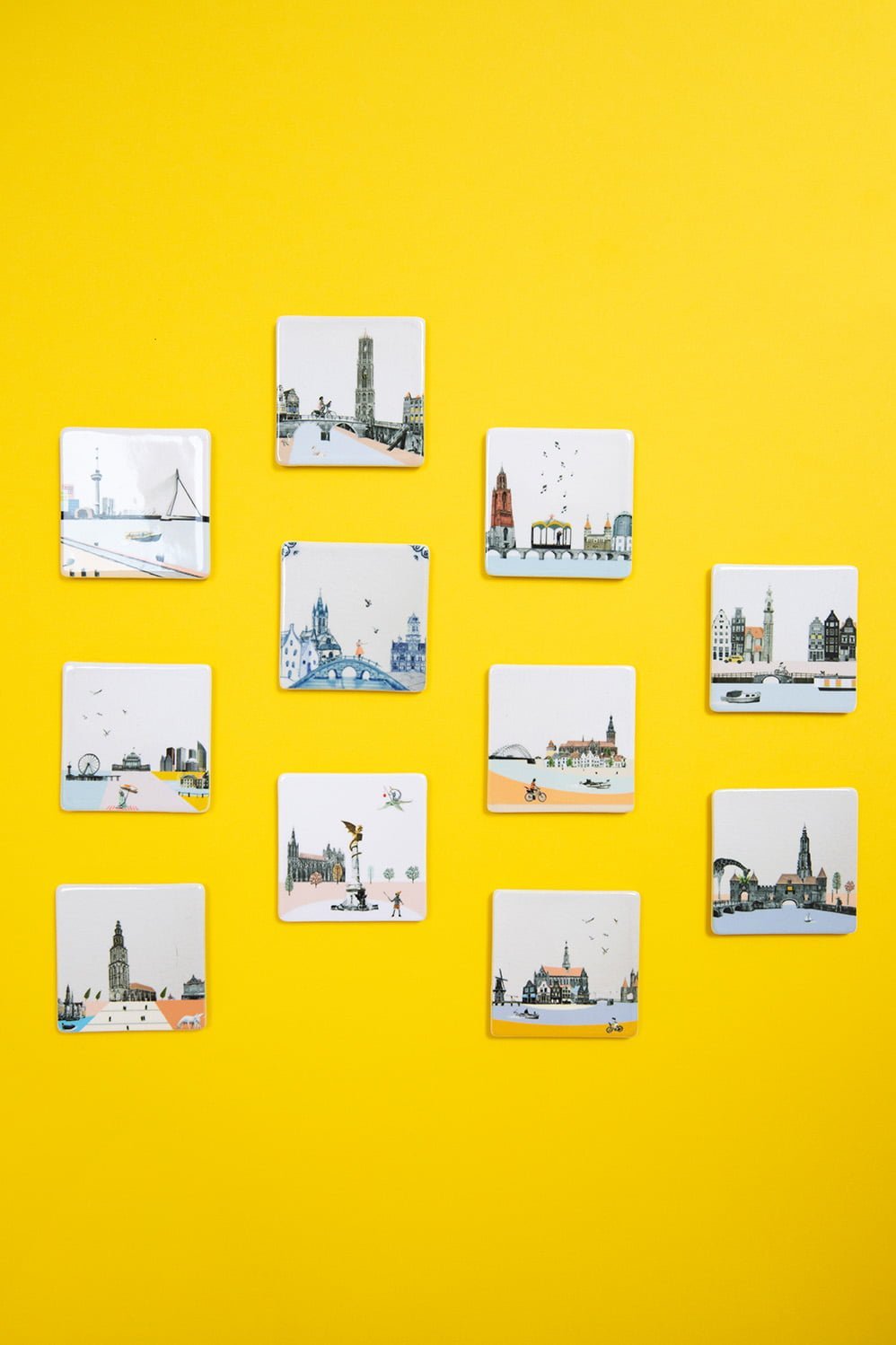 Mini tegeltje Nederlandse stadsgezichten op een gele achtergrond