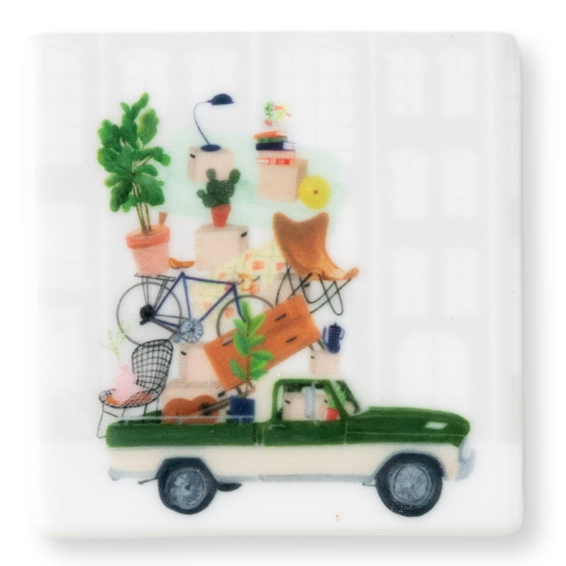 Mini tegeltje volgepakte vrachtwagen met huisraad en planten