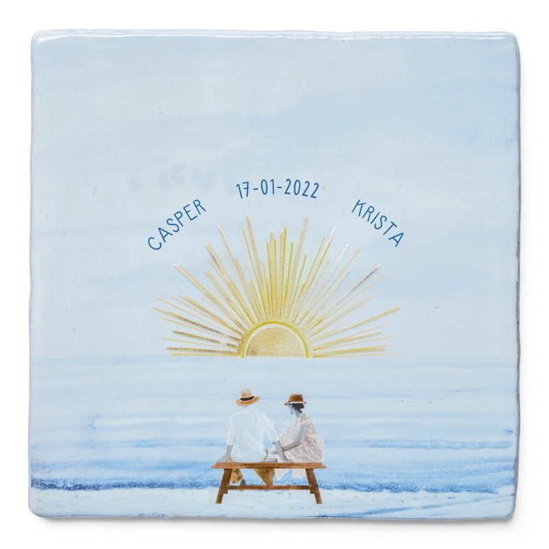 Gepersonaliseerd tegeltje met zittend stel bij opgaande zon