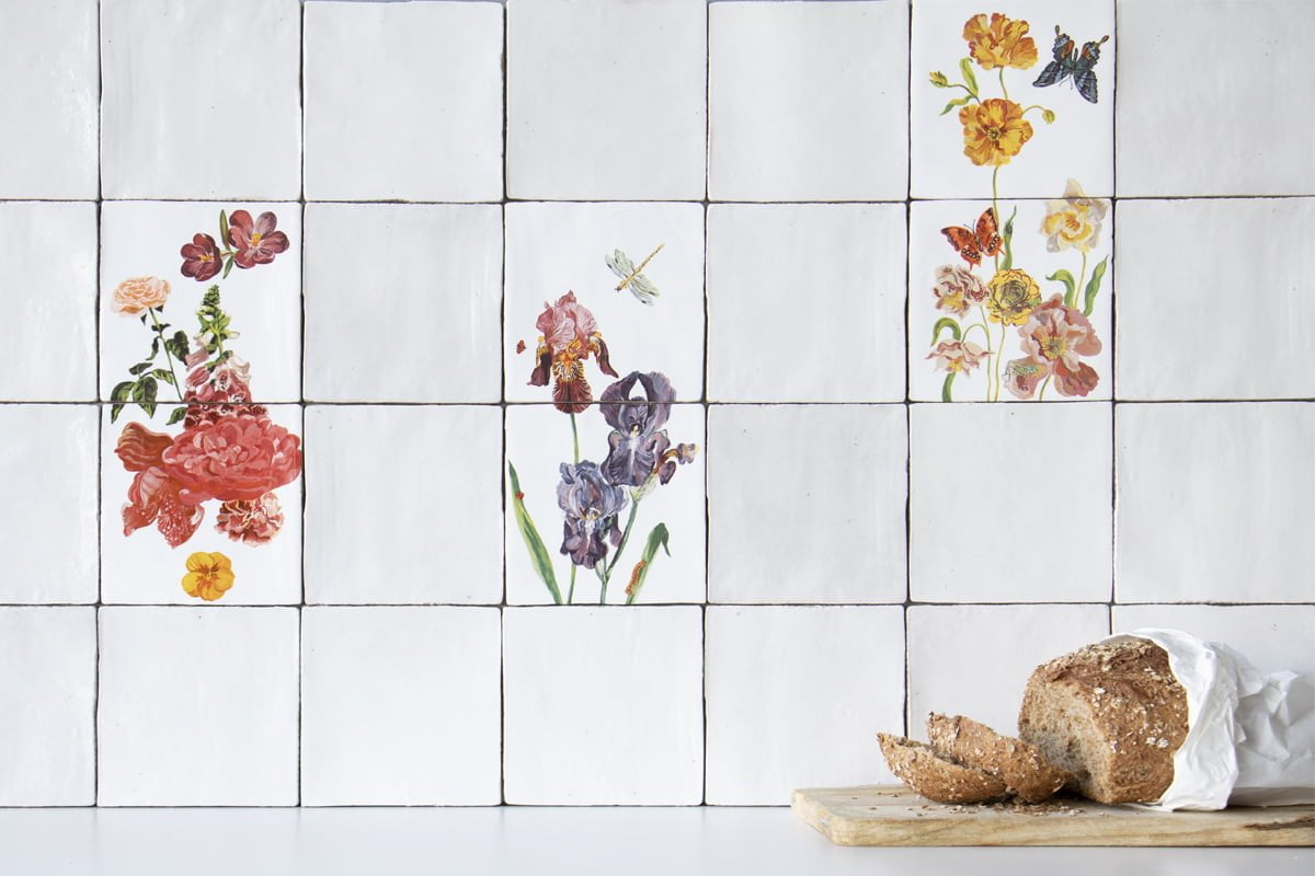 Tegeltableau bloemen met brood op snijplank op voorgrond