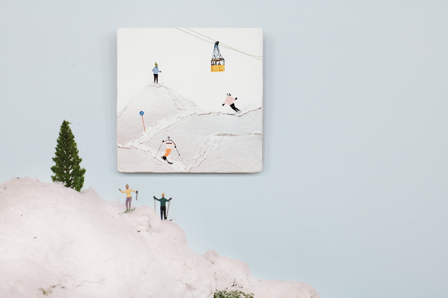 Tegeltje skilandschap wand blauwe muur miniature skiërs op sneeuw