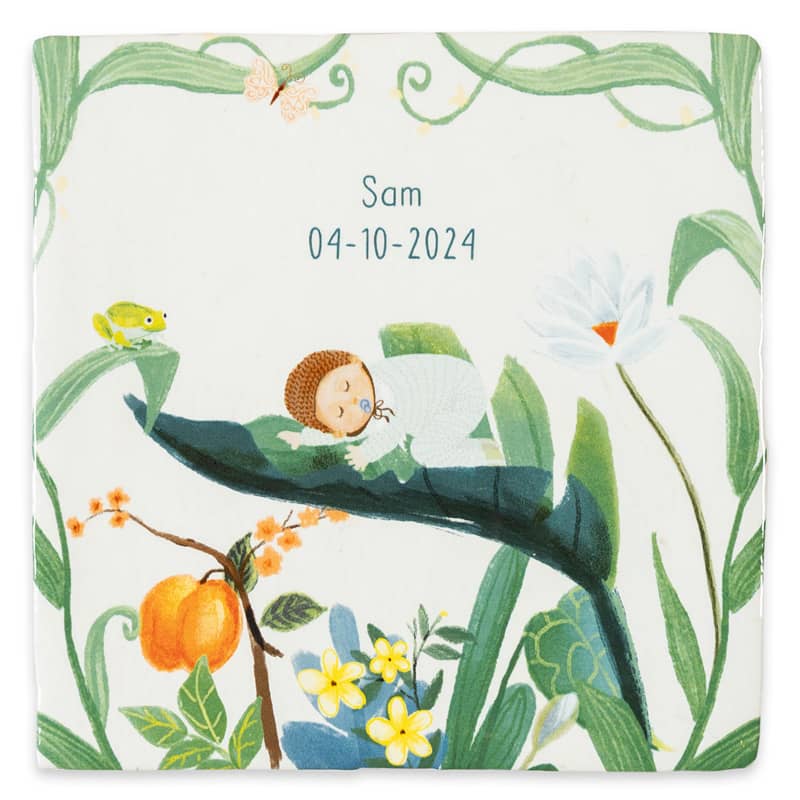 Tegeltje met slapende baby op blad tussen bloemen