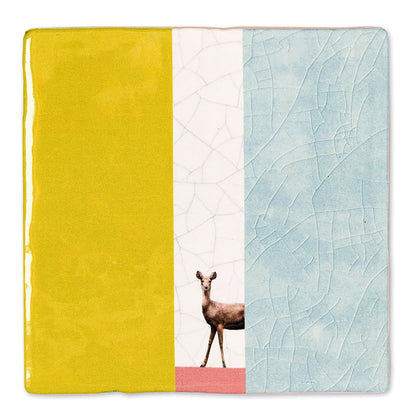Tegeltje hert kleurrijke achtergrond blauw, wit en geel