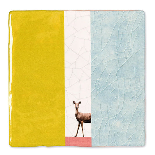 Tegeltje hert kleurrijke achtergrond blauw, wit en geel