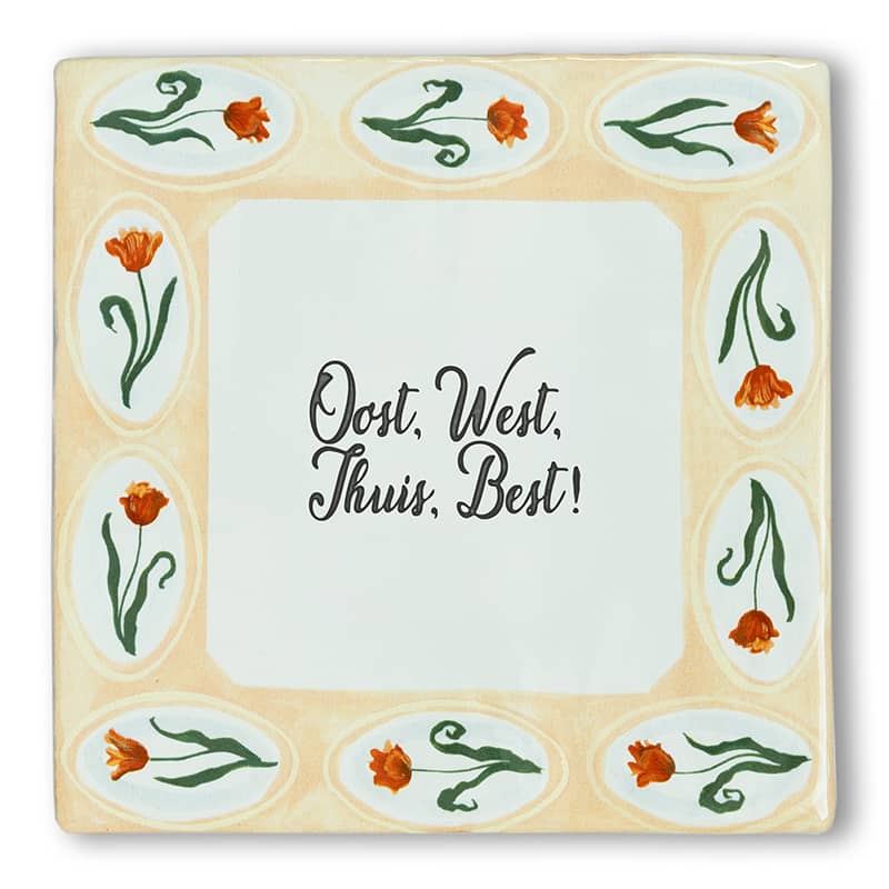 Tegeltje met oranje bloemen en tekst: "Oost, West, Thuis, Best!"