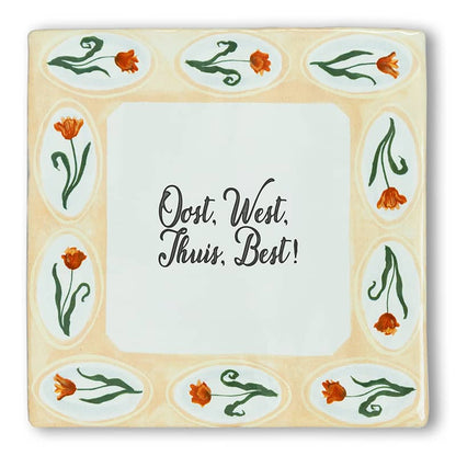 Tegeltje met oranje bloemen en tekst: "Oost, West, Thuis, Best!"