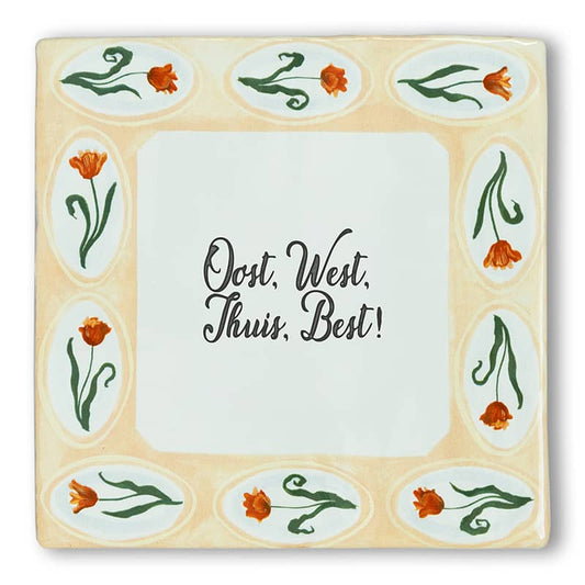 Tegeltje met oranje bloemen en tekst: "Oost, West, Thuis, Best!"