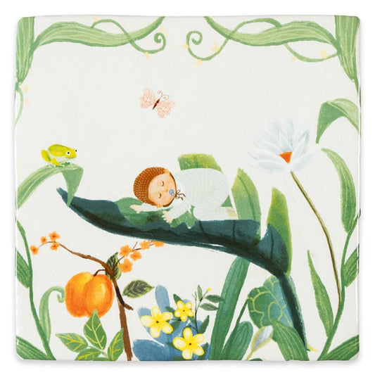 Tegeltje met slapende baby op blad in tuinomgeving