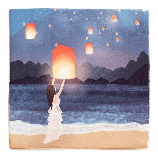 Gepersonaliseerd tegeltje met vrouw en lampionnen bij zee tafereel