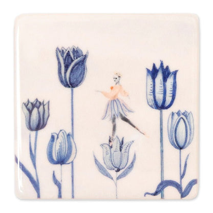 Mini tegeltje ballerina tussen blauwe tulpen