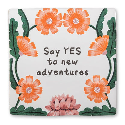 Tegeltje met oranje bloemen en inspirerende tekst in het midden