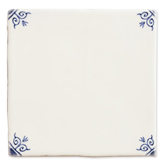 Wit tegeltje met blauwe decoratieve hoekmotieven, eenvoudig ontwerp