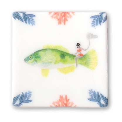 Mini tegeltje vrouw op vis met plantenmotief
