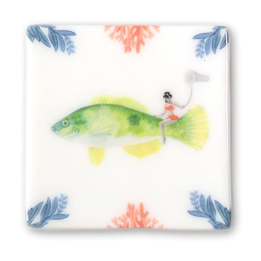 Mini tegeltje vrouw op vis met plantenmotief