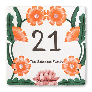 Huisnummer tegeltje met oranje bloemen en familienaamdecoratie