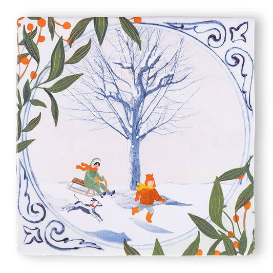 Delfts blauw tegeltje met kinderen in winters landschap, omringd bladeren