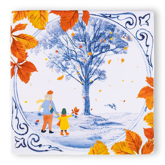 Delfts blauw tegeltje met boom en bladeren in herfstkleuren