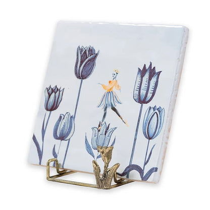 Gouden tegelhouder met tulpdecoratie, sfeervol gepresenteerd met bloemen