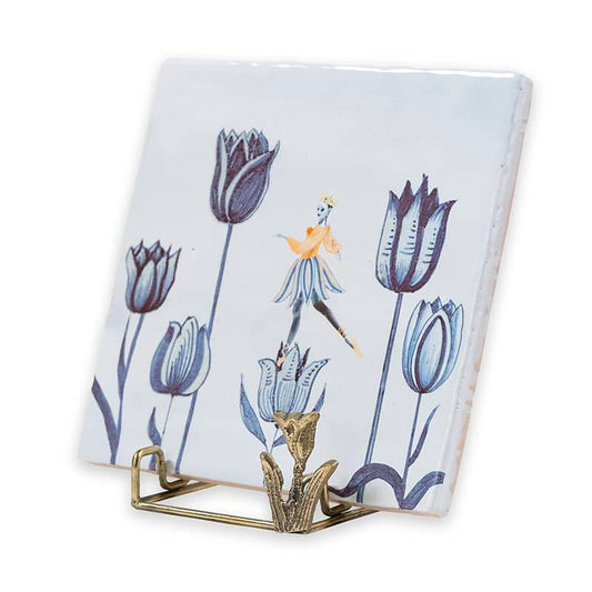 Gouden tegelhouder met tulpdecoratie, sfeervol gepresenteerd met bloemen