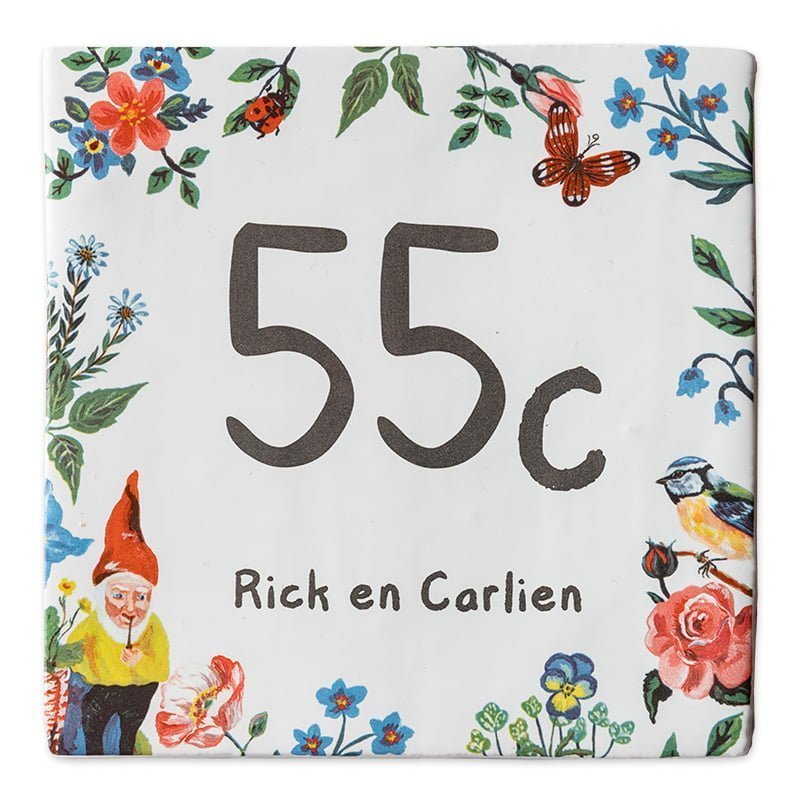 Huisnummer tegeltje met bloemen, vlinder en kabouter decoratie