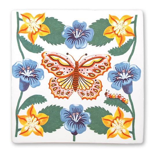 Tegeltje vlinder tussen bloemen kleurrijk weergegeven op witte achtergrond