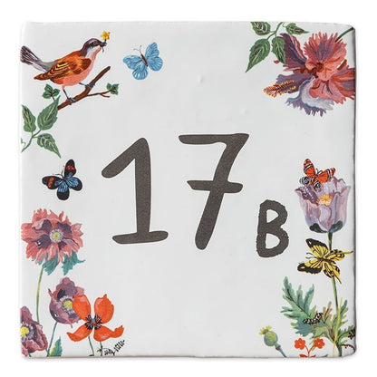 Tegeltje met nummer 17B, omringd door bloemen en vlinders