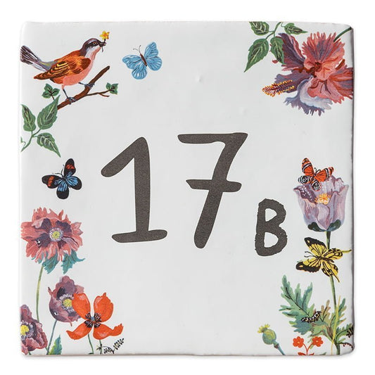 Tegeltje met nummer 17B, omringd door bloemen en vlinders