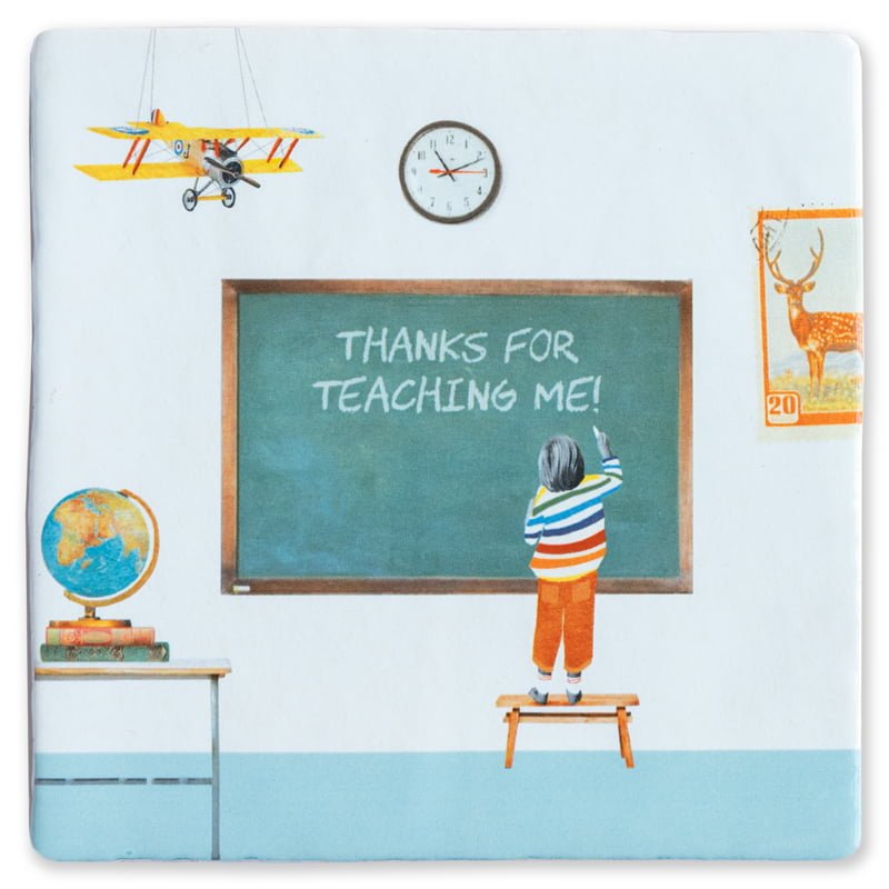 Gepersonaliseerd tegeltje met schoolbord, vliegtuig en kind, thematisch gepresenteerd