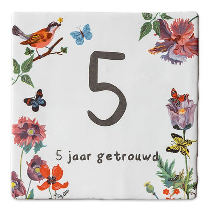 Gepersonaliseerd tegeltje met bloemen, vogels en tekst "5 jaar getrouwd"