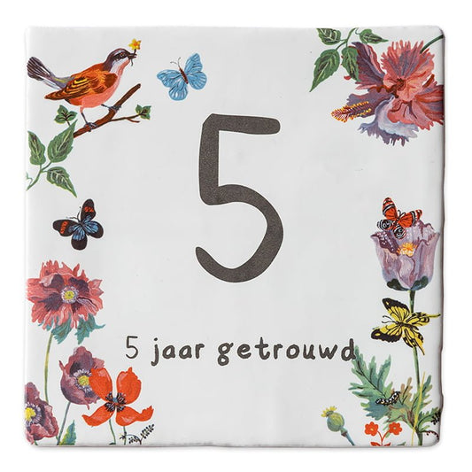 Gepersonaliseerd tegeltje met bloemen, vogels en tekst "5 jaar getrouwd"