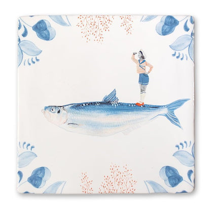 Tegeltje met vis en persoon in blauwe, decoratieve compositie