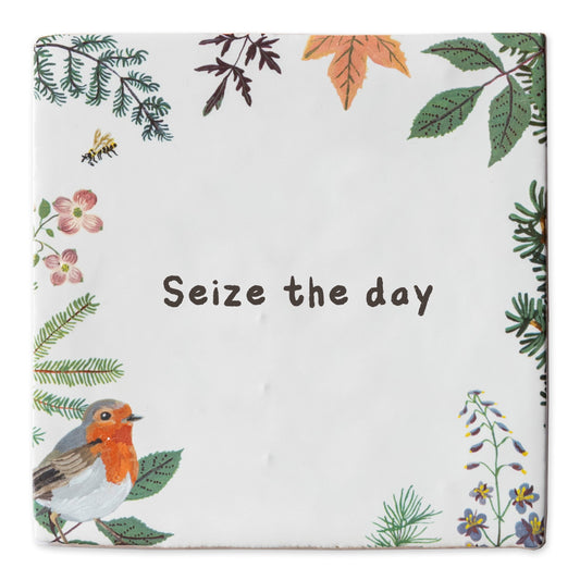 Gepersonaliseerd tegeltje met tekst, omgeven door natuurillustraties