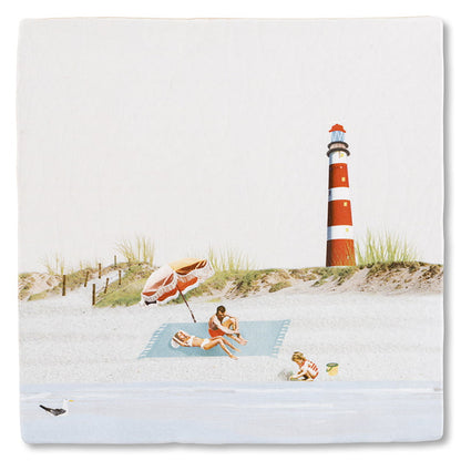 Tegeltje Ameland met vuurtoren en mensen op handdoek