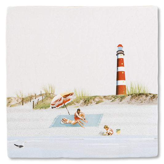 Tegeltje Ameland met vuurtoren en mensen op handdoek