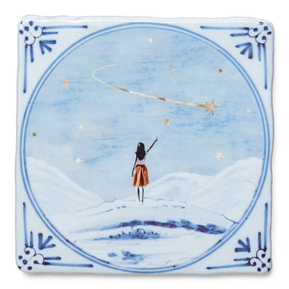 Tegeltje met meisje in sneeuwlandschap en vallende ster