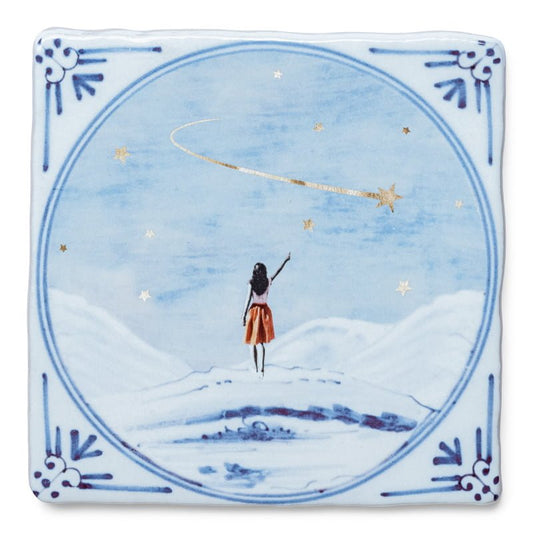 Tegeltje met meisje in sneeuwlandschap en vallende ster