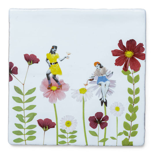 Tegeltje met bloemen en zittende vrouwen met drankjes