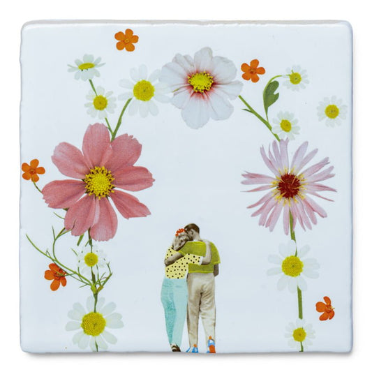Tegeltje met paar omarmd omringd door kleurrijke bloemen